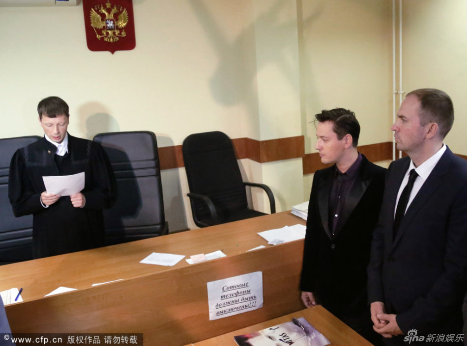 组图:维塔斯被判袭警罚款不到2万微笑出法院_