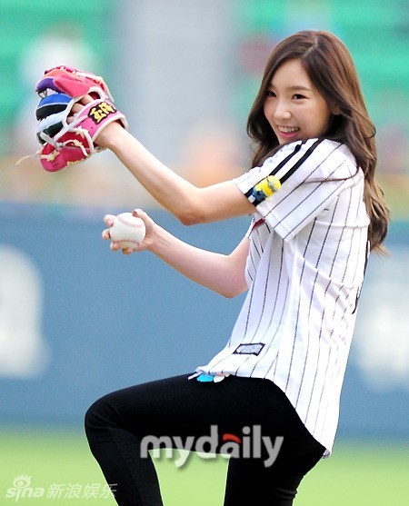 组图:<em>少女时代</em>泰妍徐贤亮相<em>棒球场</em>