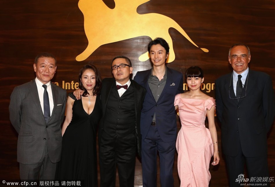 组图:《地狱为何恶劣》记者会神乐坂惠爆奶装