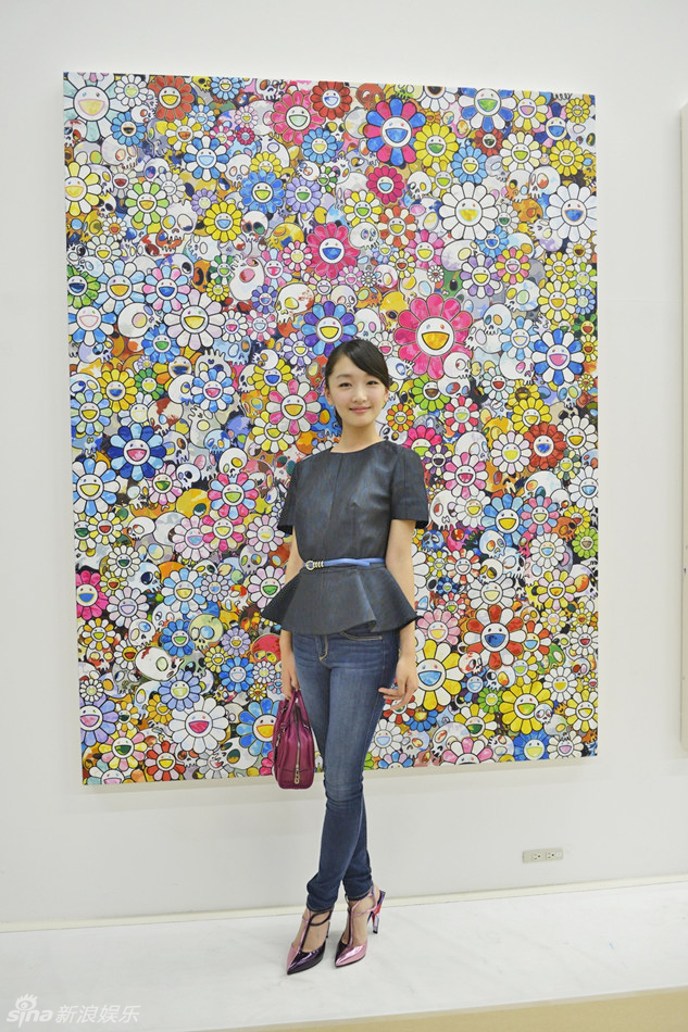 周冬雨赴约村上隆 打造六心公主妆容