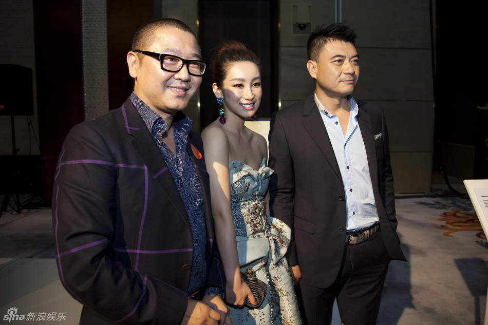 王新军秦海璐牵手亮相