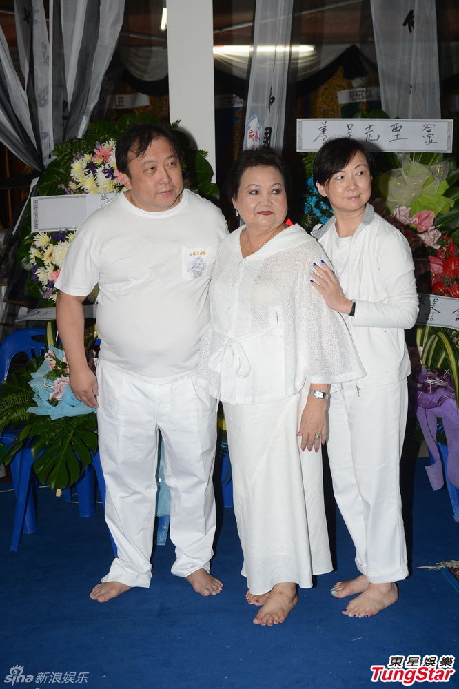 王晶,孟瑶和吴志雄女儿等等,今天现身泰国,以弟子身份出席泰国白龙王