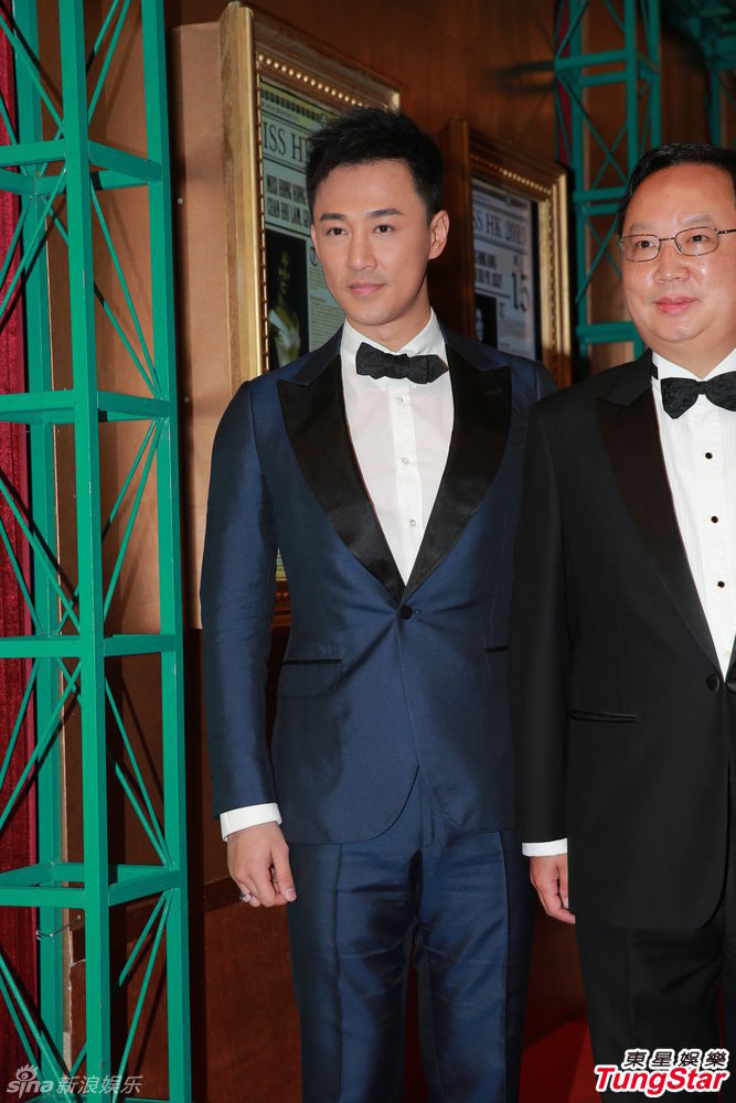 港姐决赛钟嘉欣素雅长裙携手林峰亮相