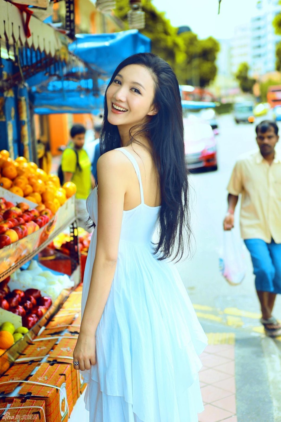 组图:韩雯雯街头写真展现阳光女孩活泼本色_高清图集