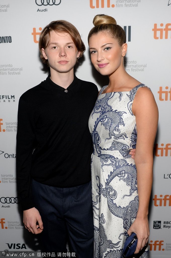 组图:《帕罗奥图》首映 导演秀蛮腰身材棒 -- 佛