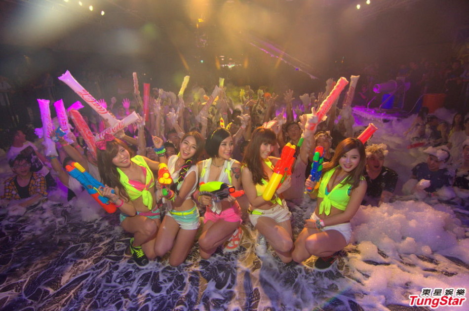 组图:<em>台湾女生</em>模仿<em>电影</em> 丁字裤套头性感Y字装