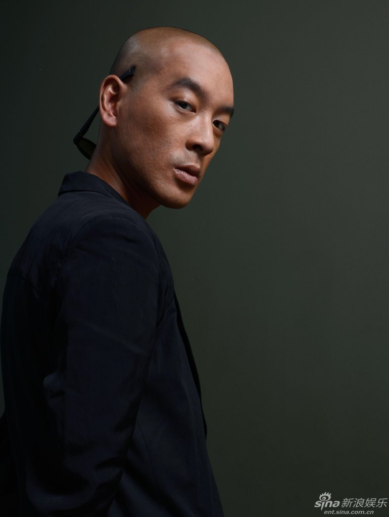 新浪娱乐讯2013多伦多国际电影节,《僵尸》导演麦浚龙拍摄写真.