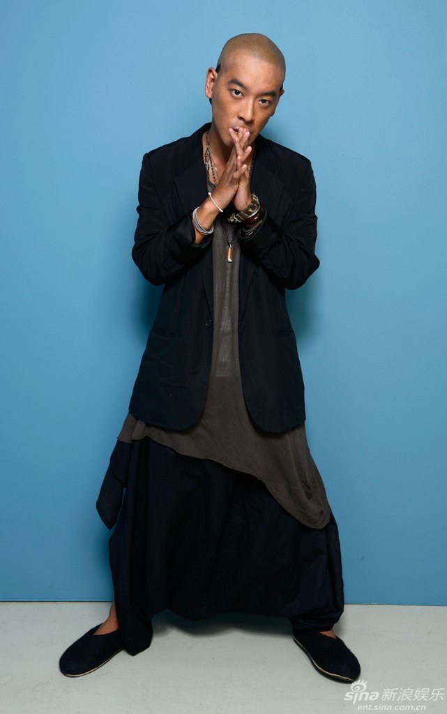 组图:《僵尸》导演麦浚龙拍写真眼神嚣张