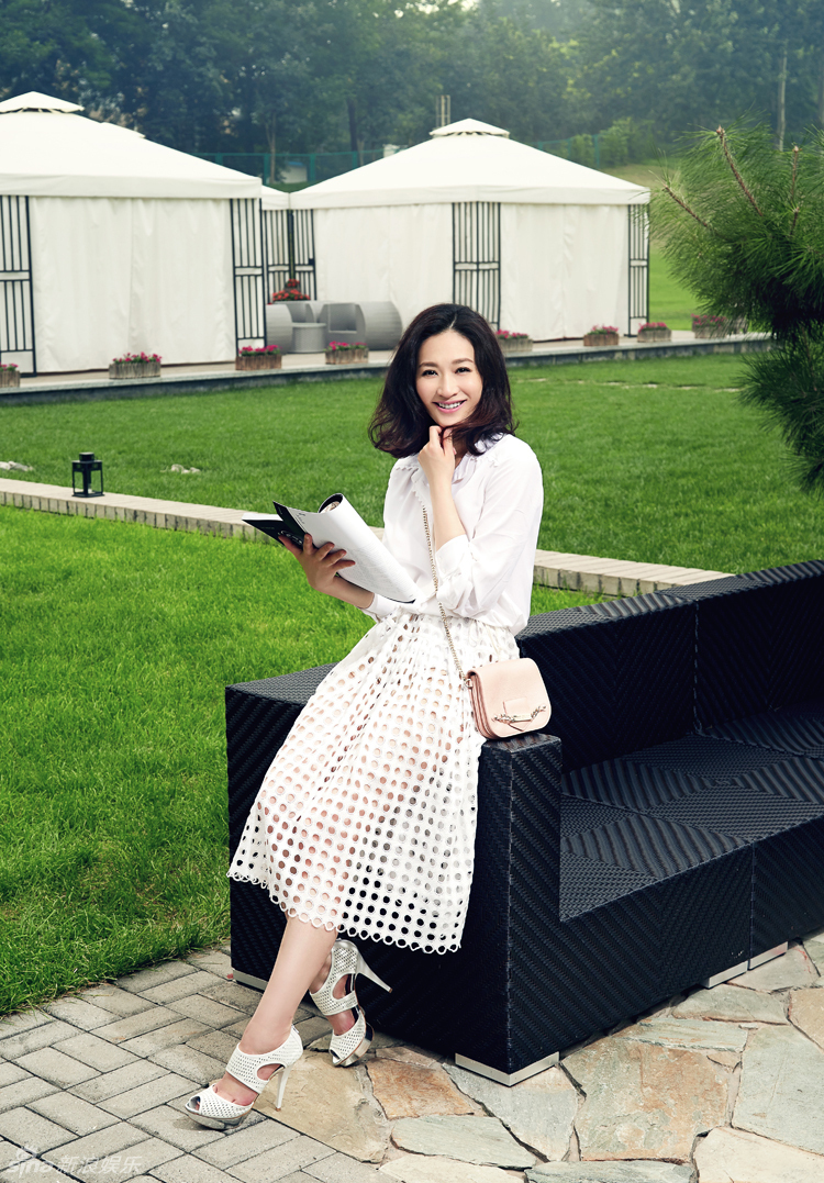 组图:李小冉白裙写真 沐浴阳光知性唯美- 娱乐频道 - 佛山E家|FSEHOME.COM