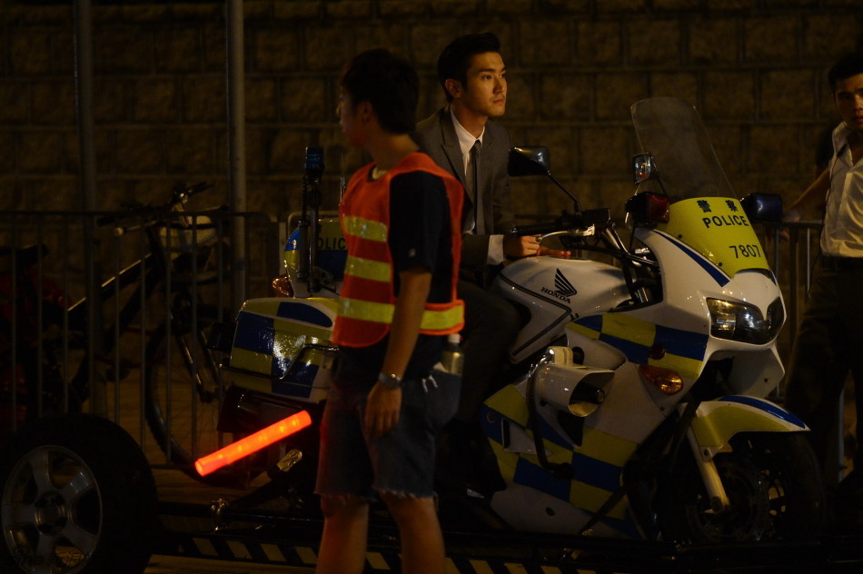 崔始源香港街头拍戏 开警车有型有款