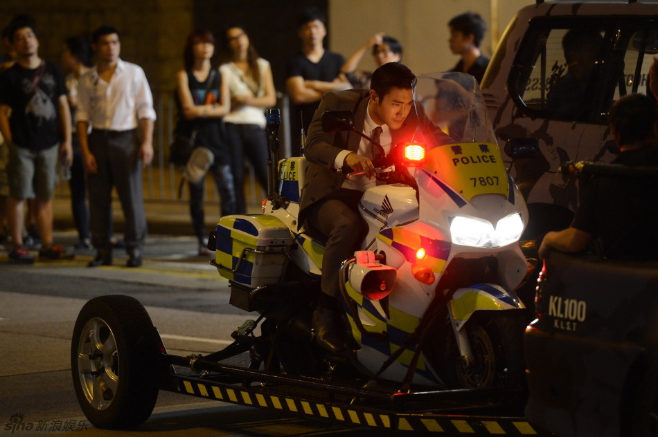 崔始源香港街头拍戏 开警车有型有款