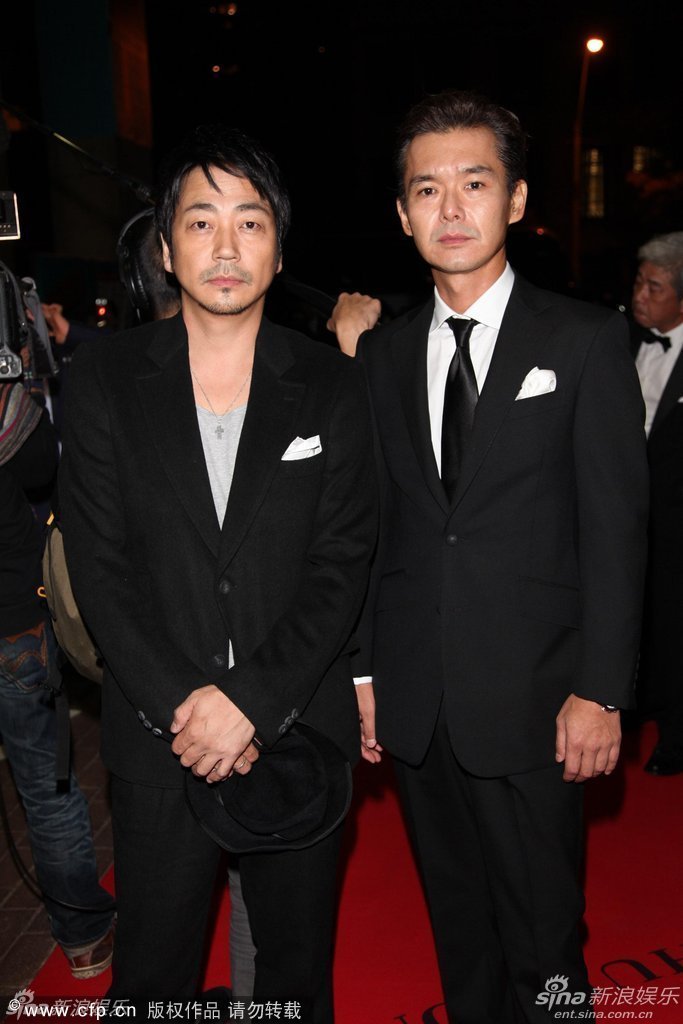 组图:《R100》首映 渡部笃郎潮范十足 娱乐频道