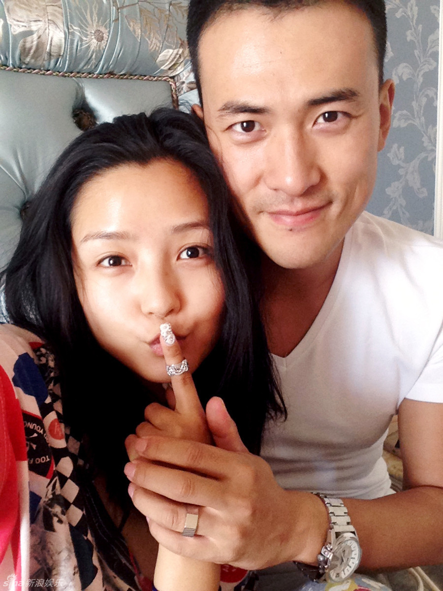 组图:何洁素颜扮鬼脸 与老公暧昧玩婚戒