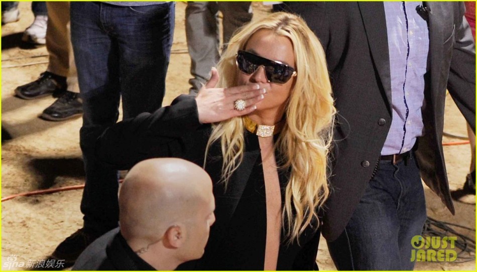 装中门大开神采奕奕