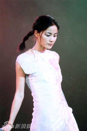 王菲李亚鹏携女过中秋