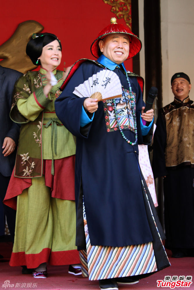 组图:潘长江拍《毛驴县令》 恬妞加盟