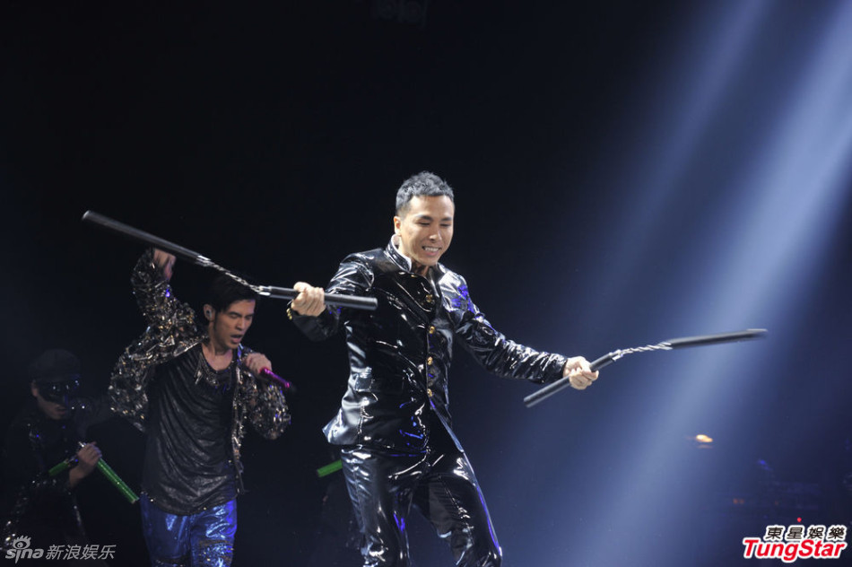 组图:甄子丹为周杰伦耍双截棍粉丝直呼过瘾 -