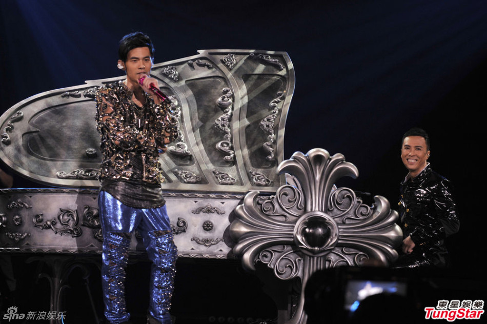 组图:甄子丹为周杰伦耍双截棍粉丝直呼过瘾 -