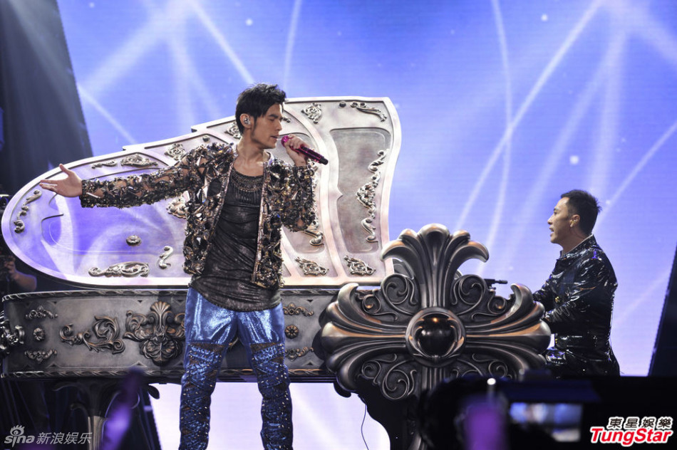 组图:甄子丹为周杰伦耍双截棍粉丝直呼过瘾 -