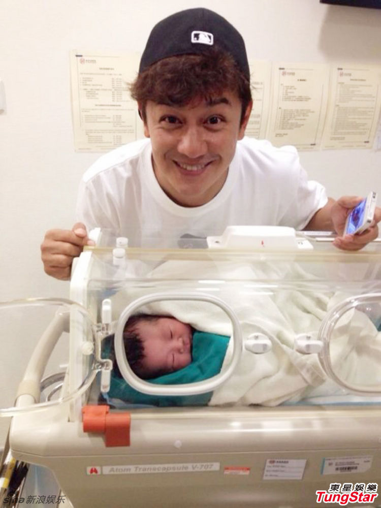 组图:陈浩民喜获 麟儿 宝宝小脸圆嘟嘟 - 陈浩民