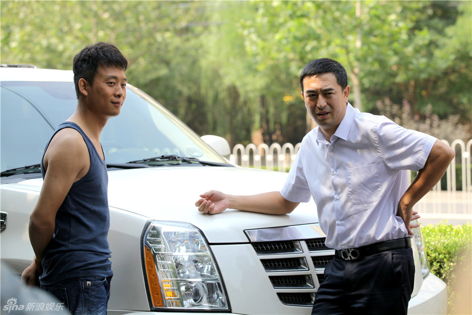 《一仆二主》剧照 张嘉译演司机魅力不减