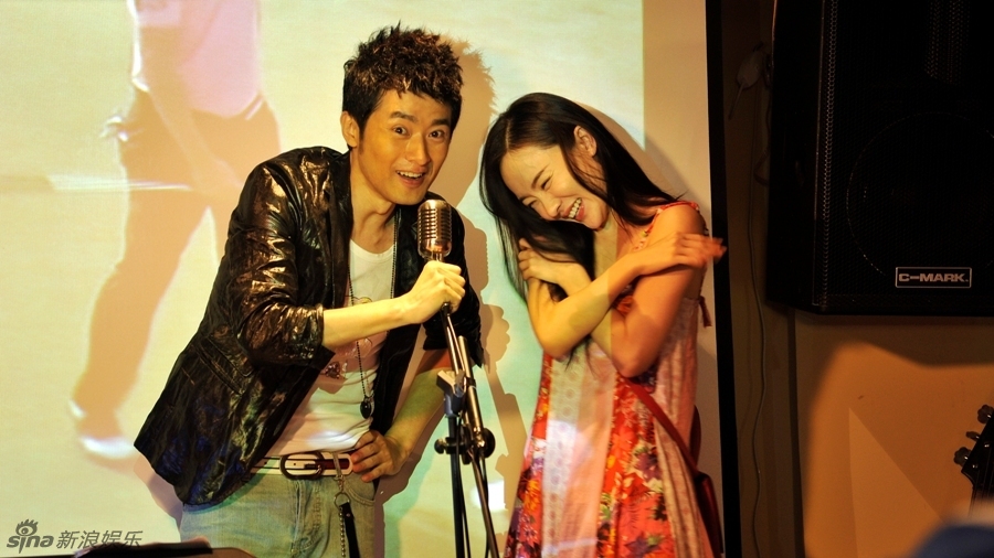 组图:任泉客串《爱情面前》霍思燕儿歌对唱