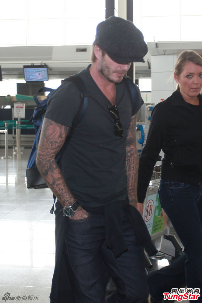 组图:小贝黑色便装低头离港众保镖护航 - tungs