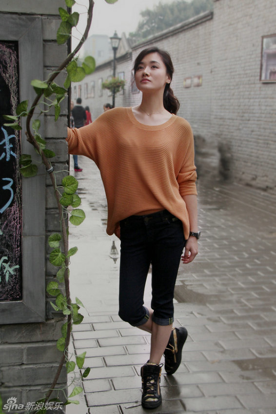 组图:邢宇菲秋日雨后私服街拍 文艺范十足_高清图集