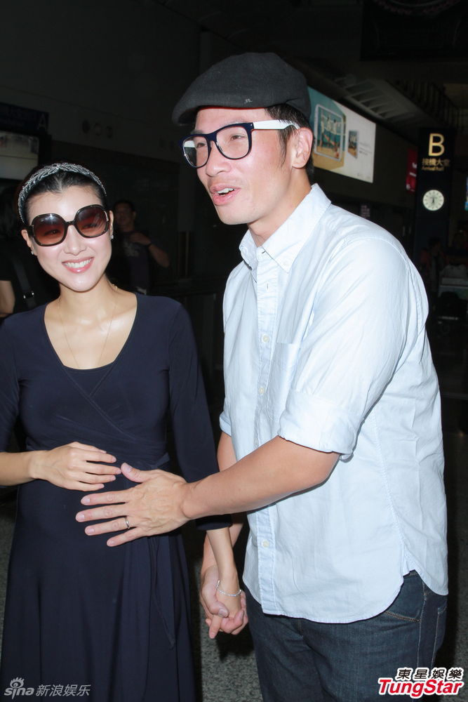 高清图:陈豪接怀孕娇妻返港摸老婆肚难掩兴奋_陈茵媺