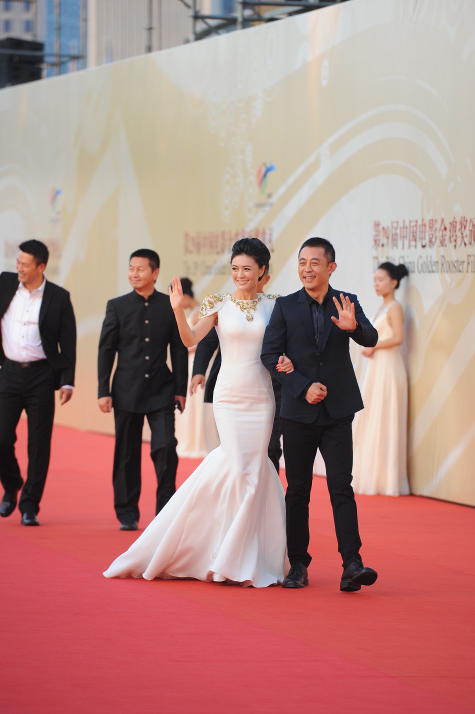 组图:田海蓉携侯勇亮相紧身白裙秀玲珑身材