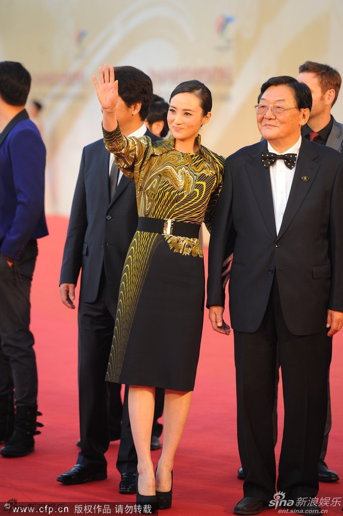 蒋勤勤与《一号目标》剧组现身金鸡红毯