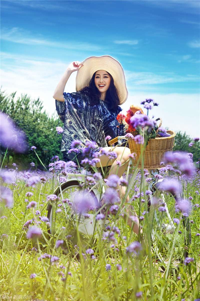 蒋梦婕花海骑单车
