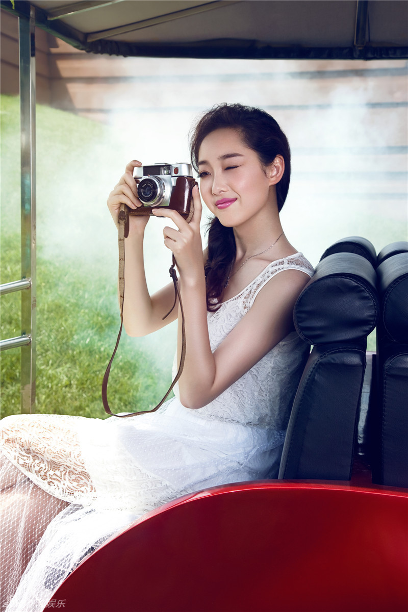 蒋梦婕镂空白裙踏上纯爱之旅