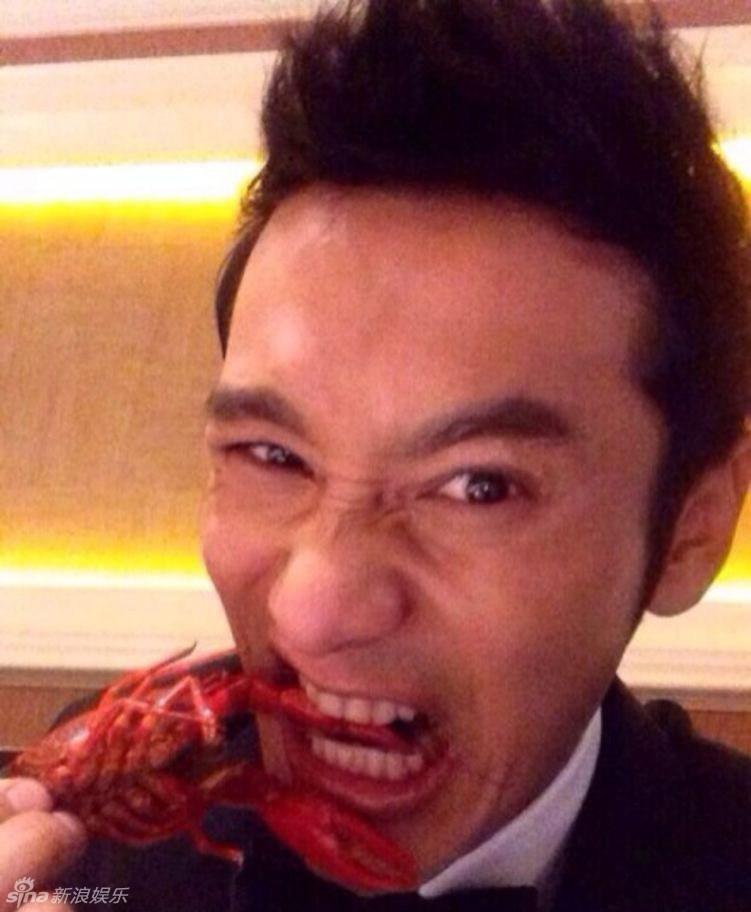 组图:黄晓明获封金鸡影帝吃小龙虾搞怪庆祝 - 