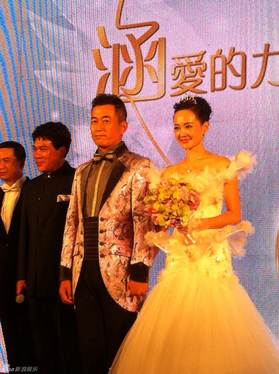 组图:王志飞张定涵大婚新人跳探戈深情拥吻 - 