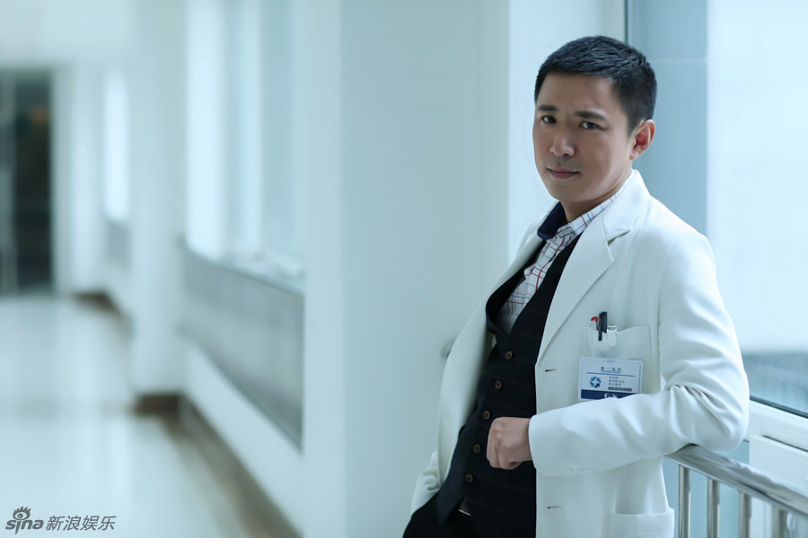 组图:《到爱的距离》李晨靳东领衔白衣军团