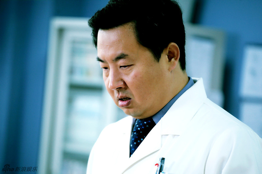 组图:《到爱的距离》李晨靳东领衔白衣军团