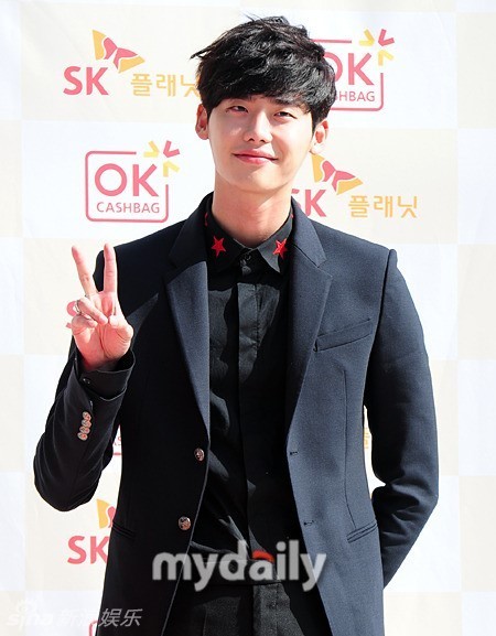 韩星李钟硕出席活动 阳光帅气剪刀手卖萌