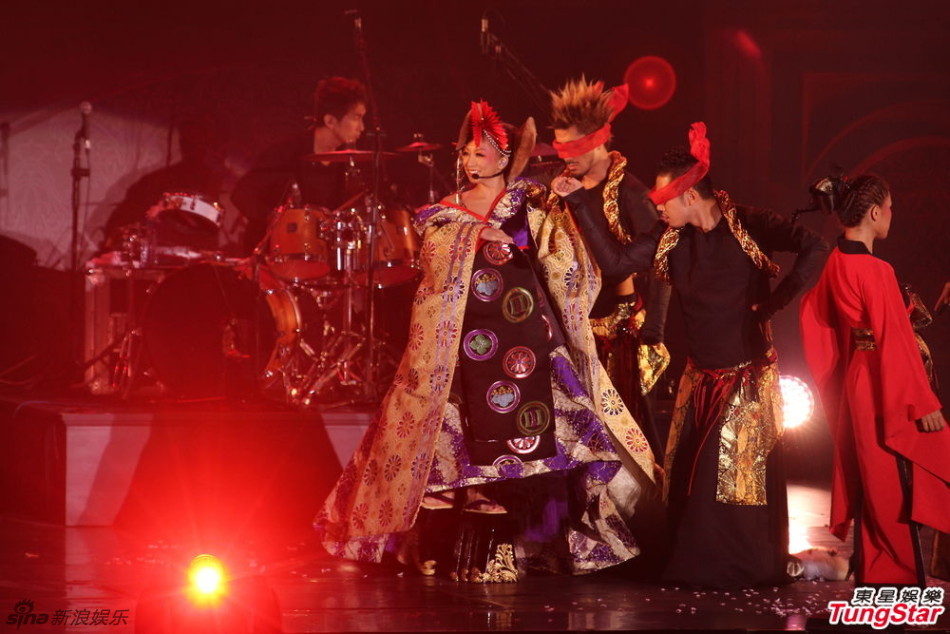 蓝色妖姬是几年前的歌 704_1121155_421904.jpg