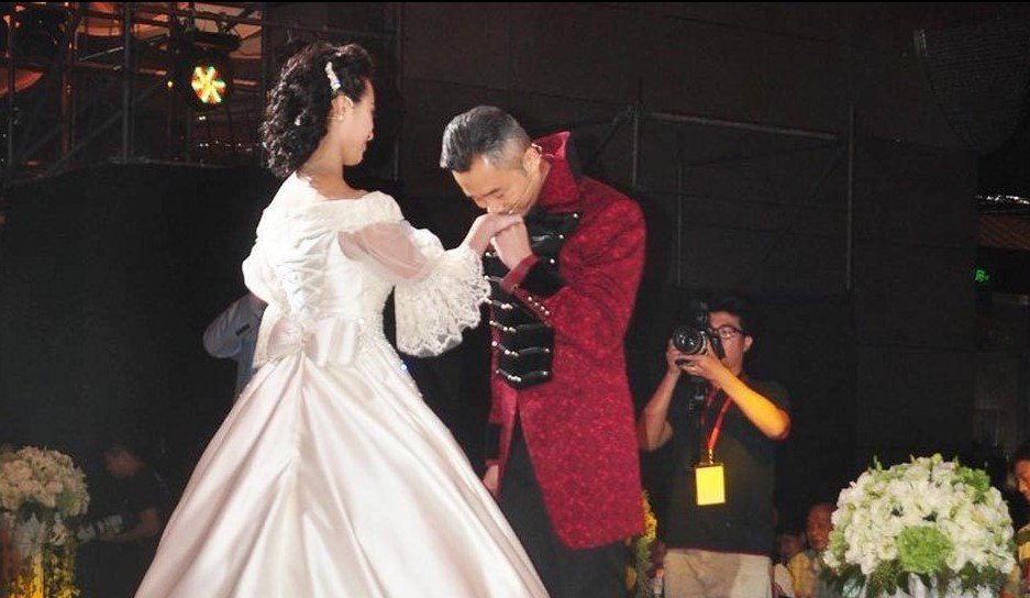 婚纱五套衣服_婚纱情侣头像(2)