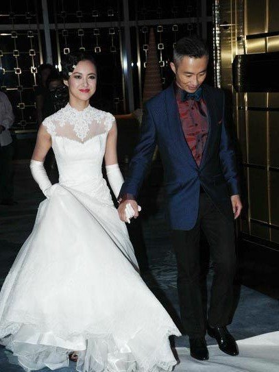 组图:主持人程雷与小18岁娇妻大婚 深情献吻_高清图集