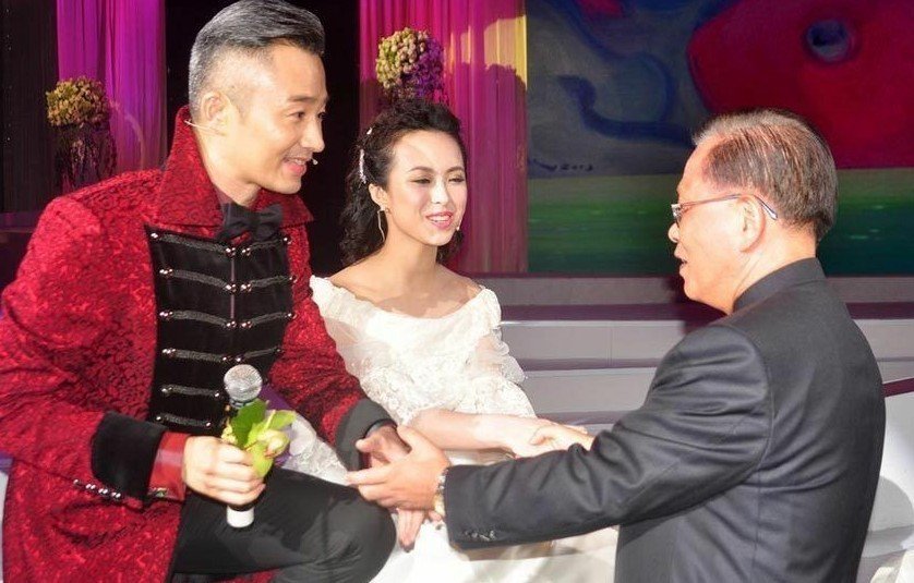 组图主持人程雷与小18岁娇妻大婚深情献吻