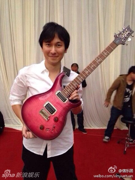 查可欣婚礼现场拥吻唱摇滚 骆家辉证婚