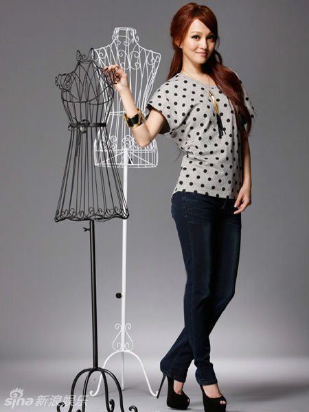 组图:张韶涵写真大片印花上衣配短裙大秀美腿