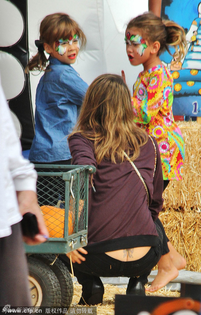 组图:阿尔芭带女游乐场玩耍豪放蹲路边露股沟 - 游乐场 jessica alba - 青岛网络电视台新闻频道
