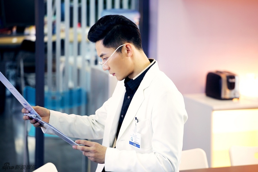 《到爱的距离》李晨医生造型睿智稳重