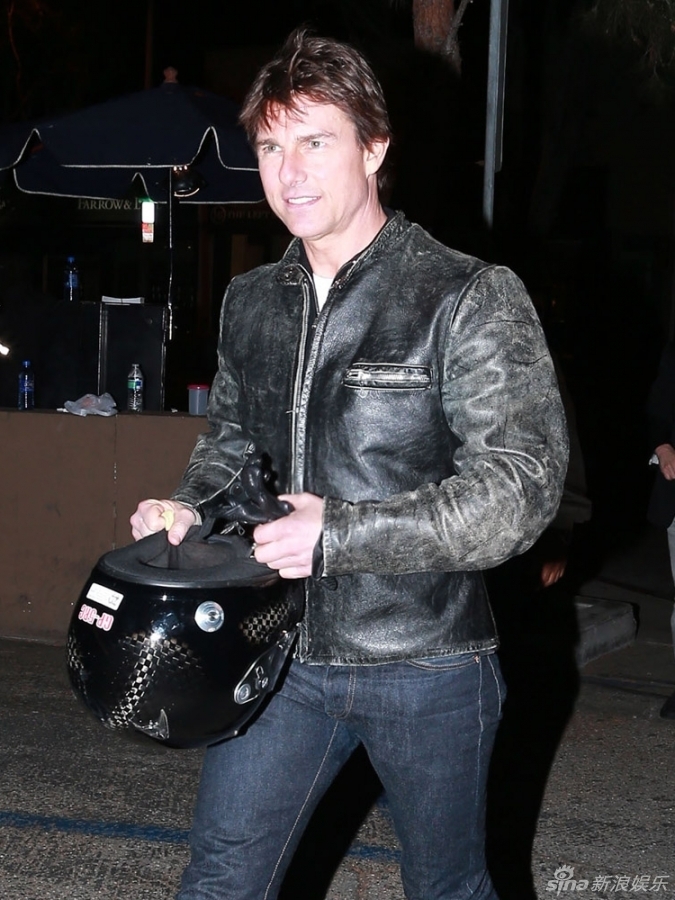 美国加州,汤姆-克鲁斯(tom cruise)与朋友共进晚餐,皮夹克骑爱车现身