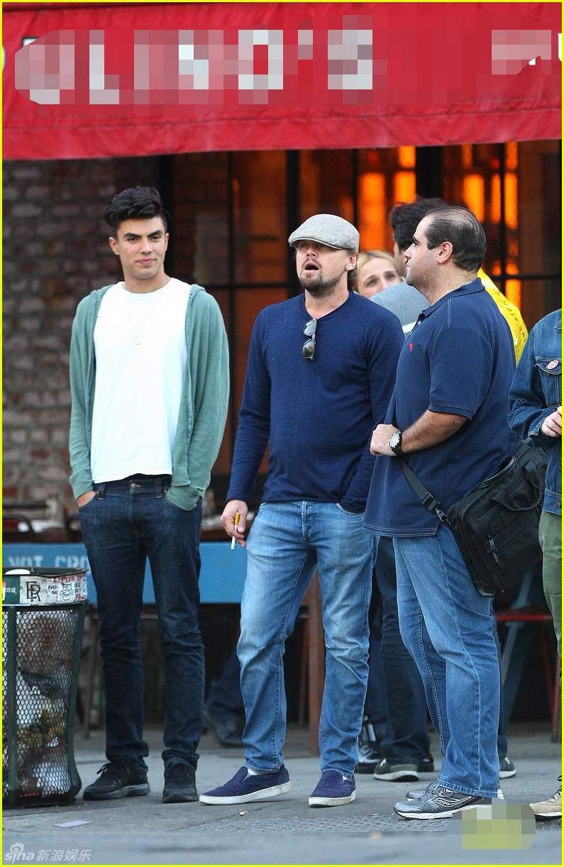 莱昂纳多挺大肚腩出街 胡渣满脸青葱不再