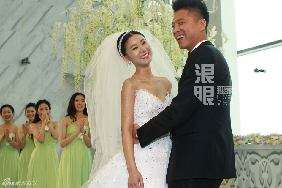 组图:王雷李小萌大婚甜蜜亲吻 宋丹丹黑丝出席_高清