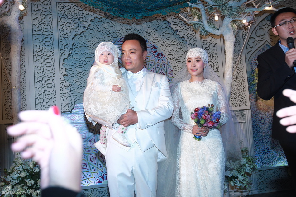 组图:沙桐刘园园携<em>女儿</em>补婚礼<em>白岩松</em>低调现身